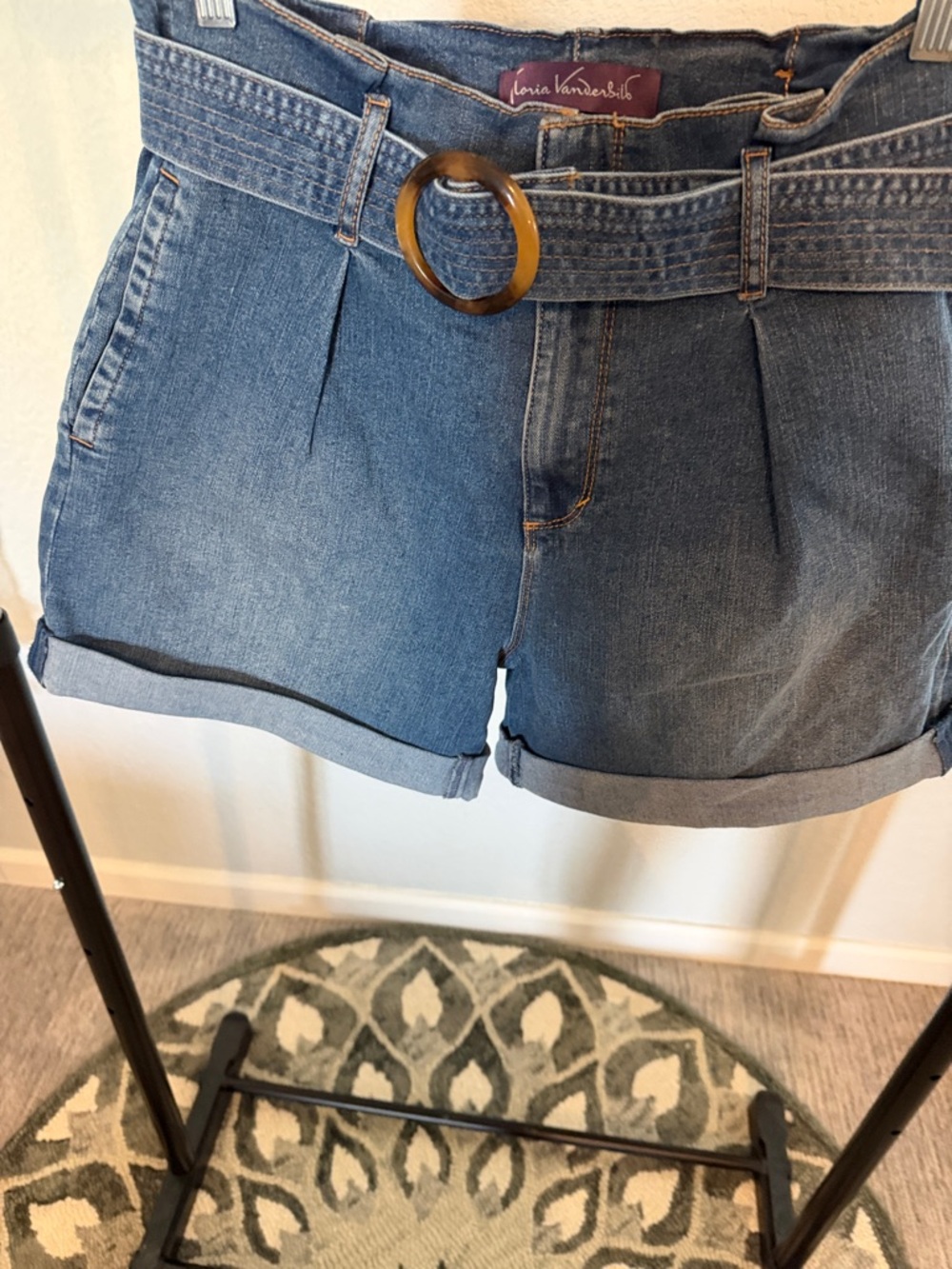 Gloria Vanderbilt medium blue denim belted cuffed shorts
